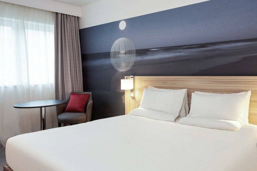 Novotel London Stansted Airport hotel bedroom