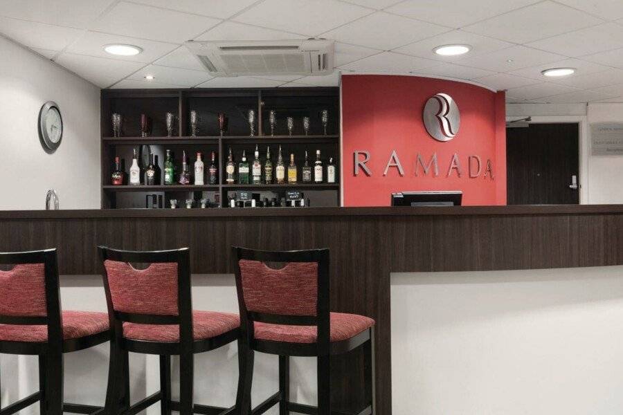 Ramada London Stansted Airport bar,front desk