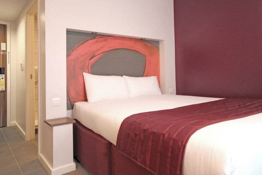 Ramada London Stansted Airport hotel bedroom