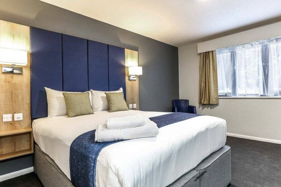 Days Inn London Stansted Airport hotel bedroom