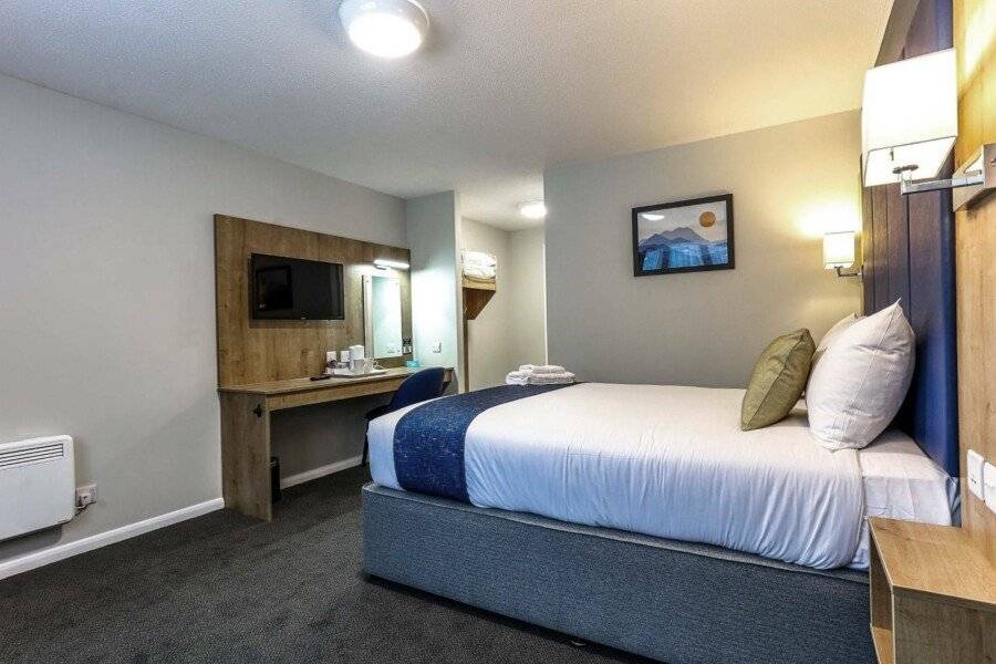 Days Inn London Stansted Airport hotel bedroom