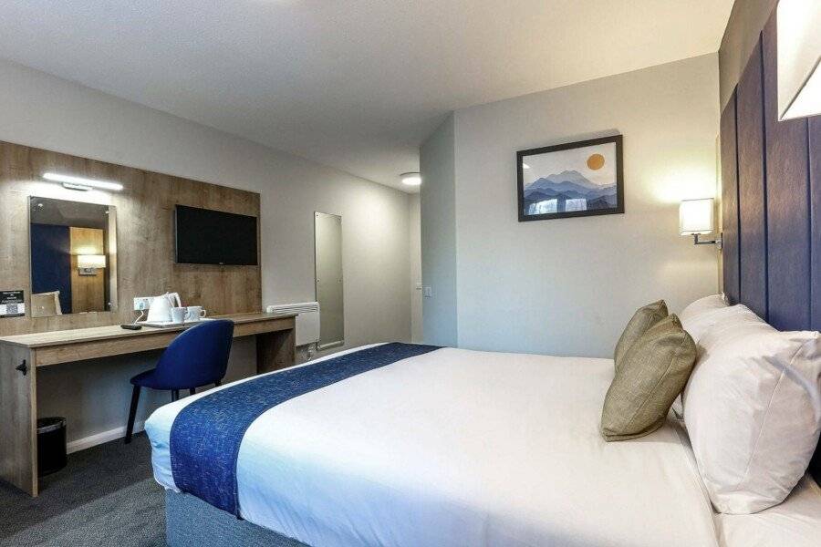 Days Inn London Stansted Airport hotel bedroom