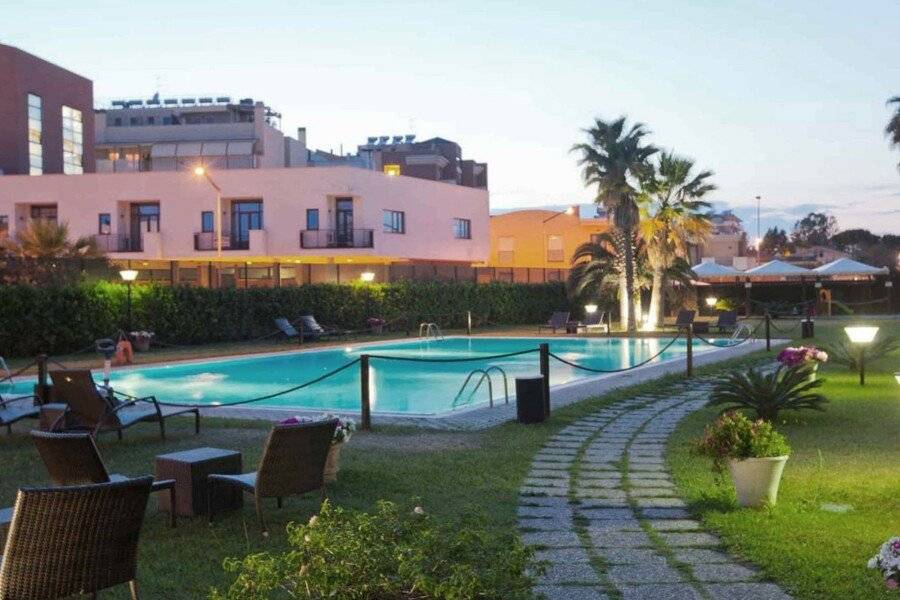 Mercure Leonardo da Vinci Rome Airport outdoor pool,garden