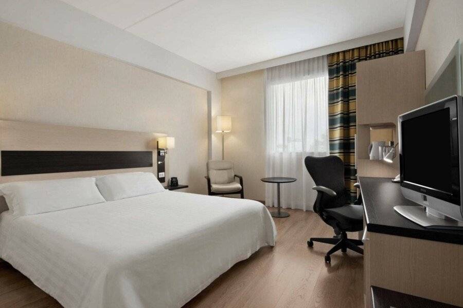 Hilton Garden Inn Rome Airport hotel bedroom