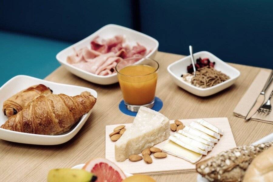 Air Rooms Rome Airport by HelloSky breakfast