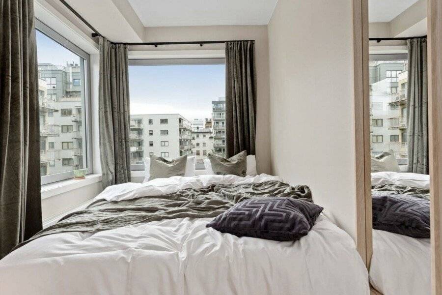 BJØRVIKA APARTMENTS, Teaterplassen, city center hotel bedroom,ocean view