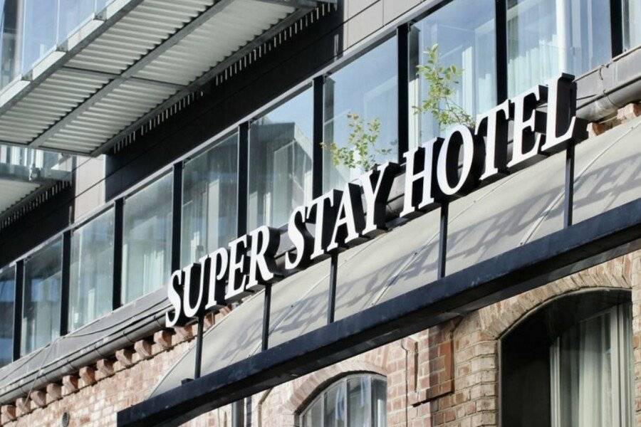 Super Stay Hotel, facade