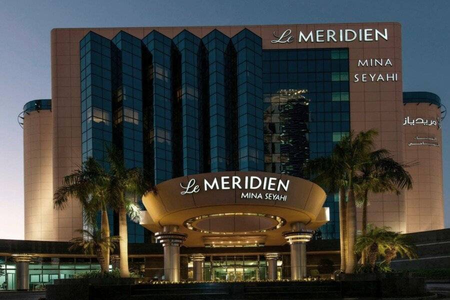 Le Meridien Mina Seyahi Beach Resort & Waterpark facade