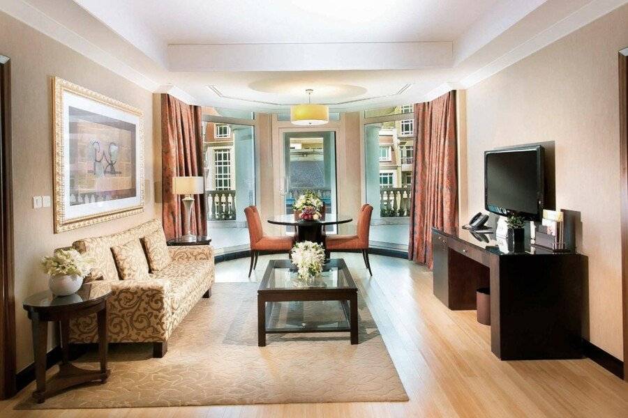 Swissôtel Al Murooj hotel bedroom