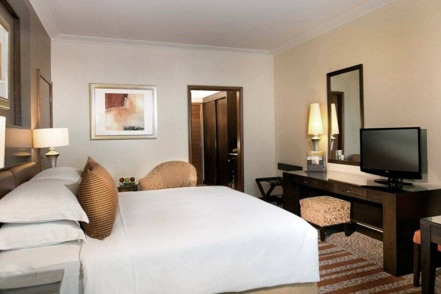 Swissôtel Al Murooj hotel bedroom