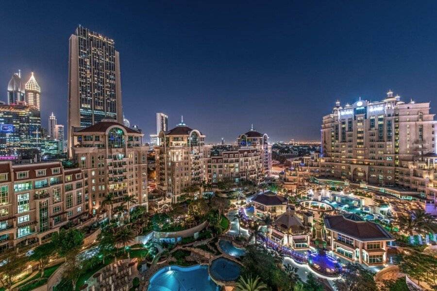 Swissôtel Al Murooj facade, outdoor pool