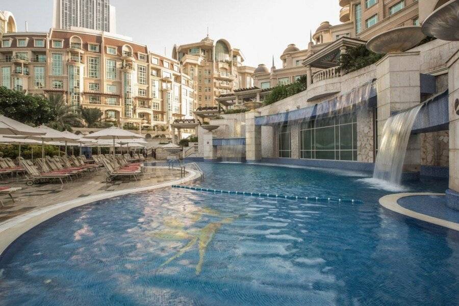 Swissôtel Al Murooj outdoor pool,hotel facade