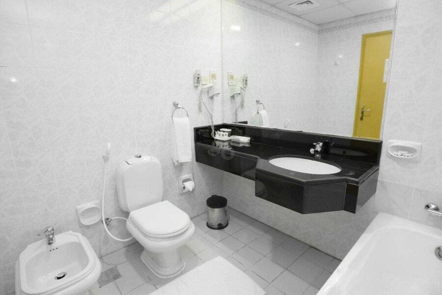 Comfort Inn Hotel Deira bathtub