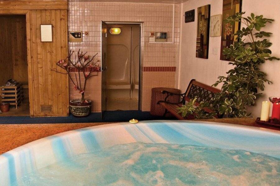 Arabian Courtyard Hotel & Spa spa,jacuzzi