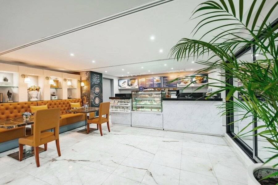 Golden Sands Hotel Apartments restaurant,bar,lobby