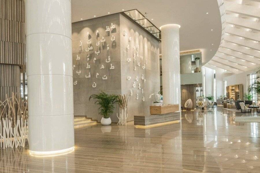 Le Royal Meridien Beach Resort & Spa lobby