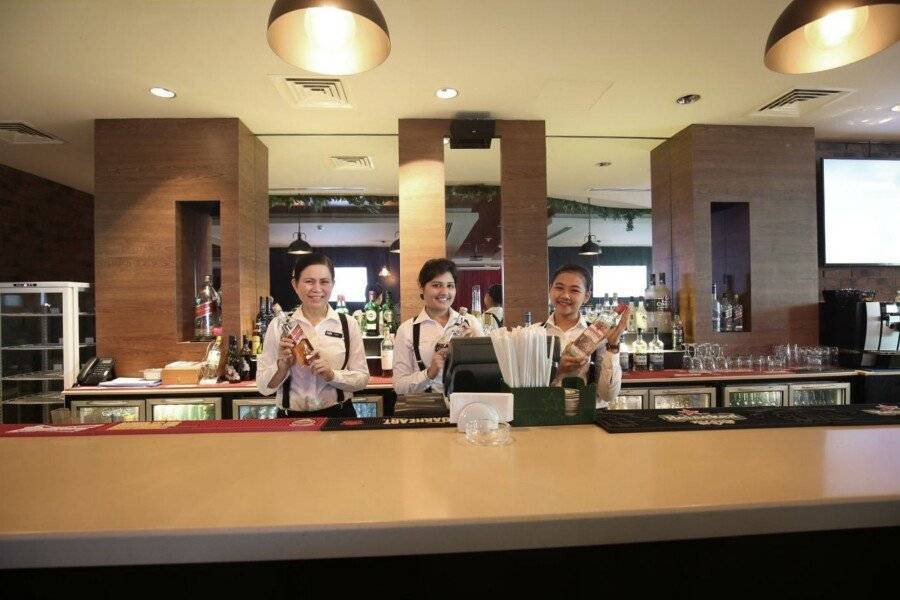 Holiday Inn Express Airport, an IHG Hotel bar