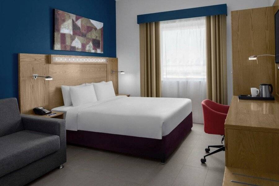 Holiday Inn Express Airport, an IHG Hotel hotel bedroom