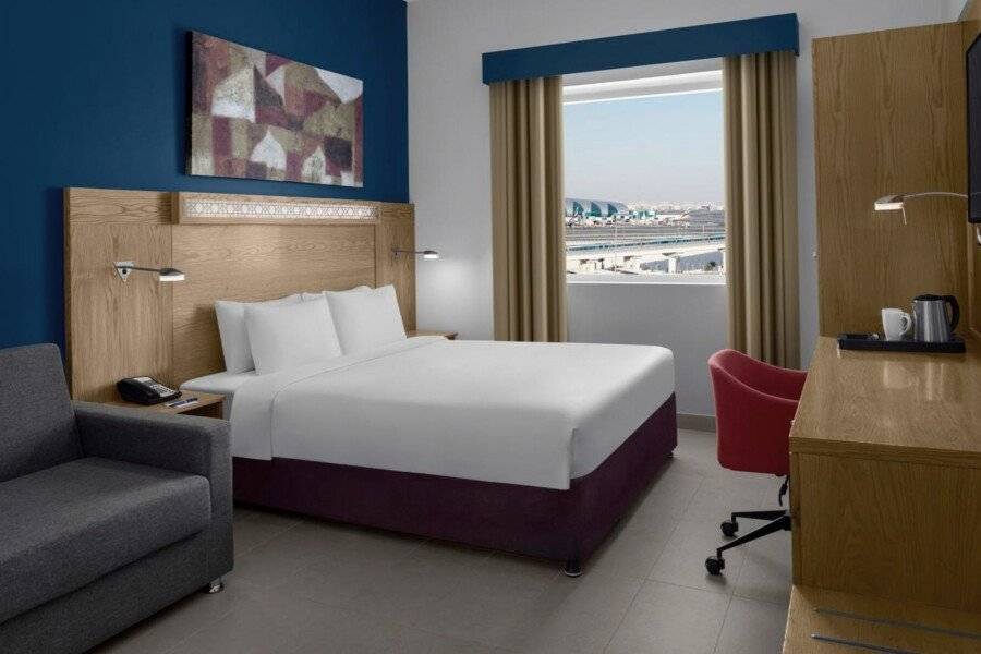 Holiday Inn Express Airport, an IHG Hotel hotel bedroom