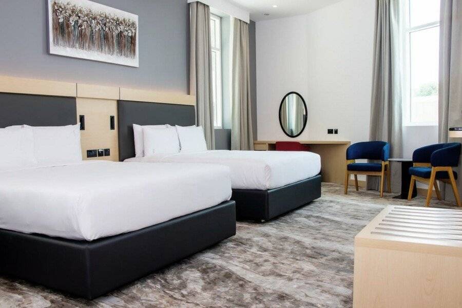 Holiday Inn Express Airport, an IHG Hotel hotel bedroom