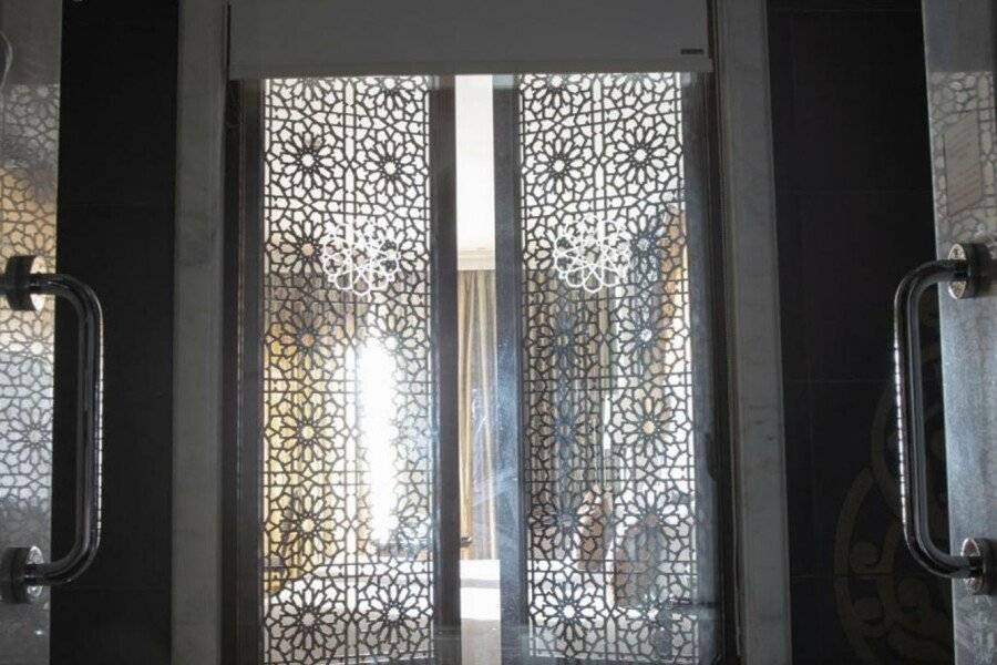 Jumeirah Zabeel Saray bathtub