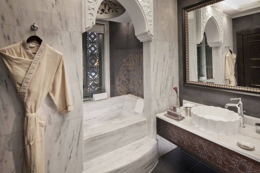 Jumeirah Zabeel Saray bathtub