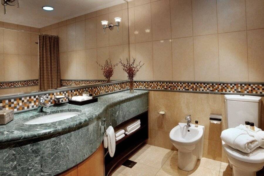 Grand Hyatt Residence bathtub