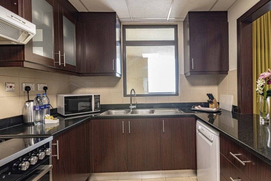 Roda Amwaj Suites Jumeirah Beach Residence kitchen