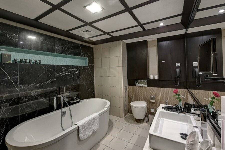 Raintree Rolla Hotel bathtub,spa