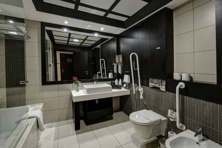 Raintree Rolla Hotel ,bathtub