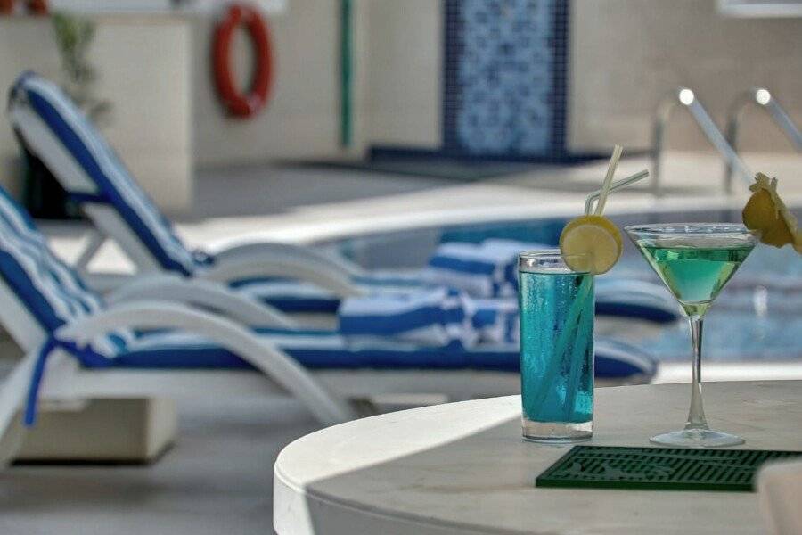 Raintree Rolla Hotel pool,bar