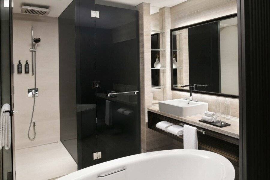 Sheraton Grand Hotel, bathtub