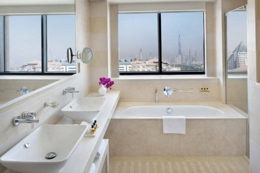 Hyatt Regency Creek Heights Residences bathtub