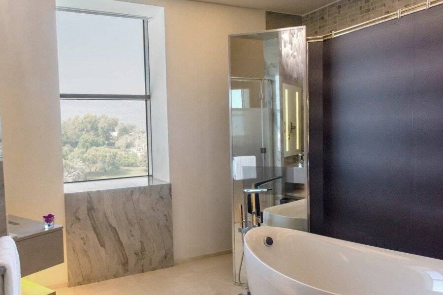 Hyatt Regency Creek Heights Residences bathtub