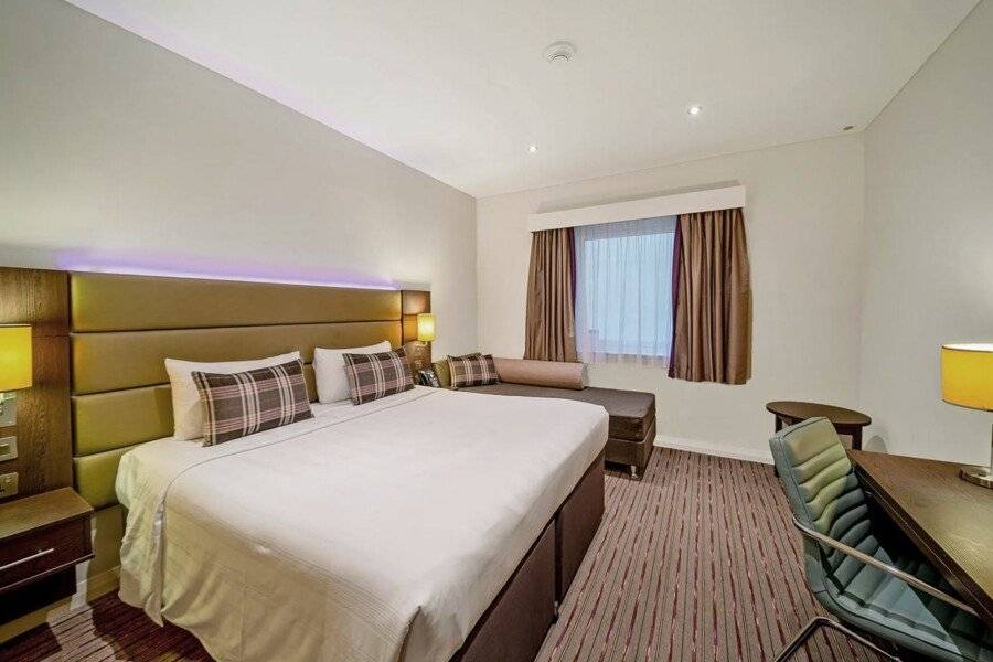 Premier Inn Al Jaddaf hotel bedroom