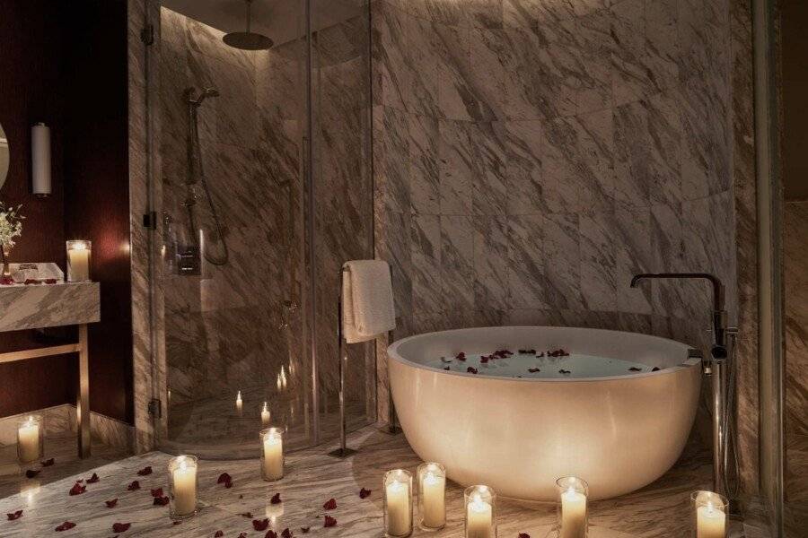 Waldorf Astoria International Financial Centre bathtub,spa