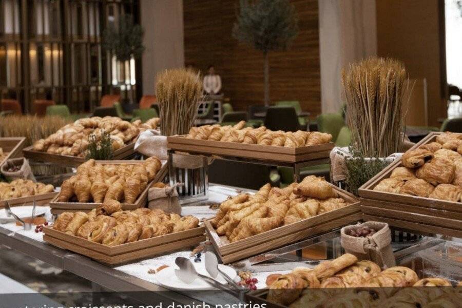 Grand Cosmopolitan Hotel restaurant, breakfast