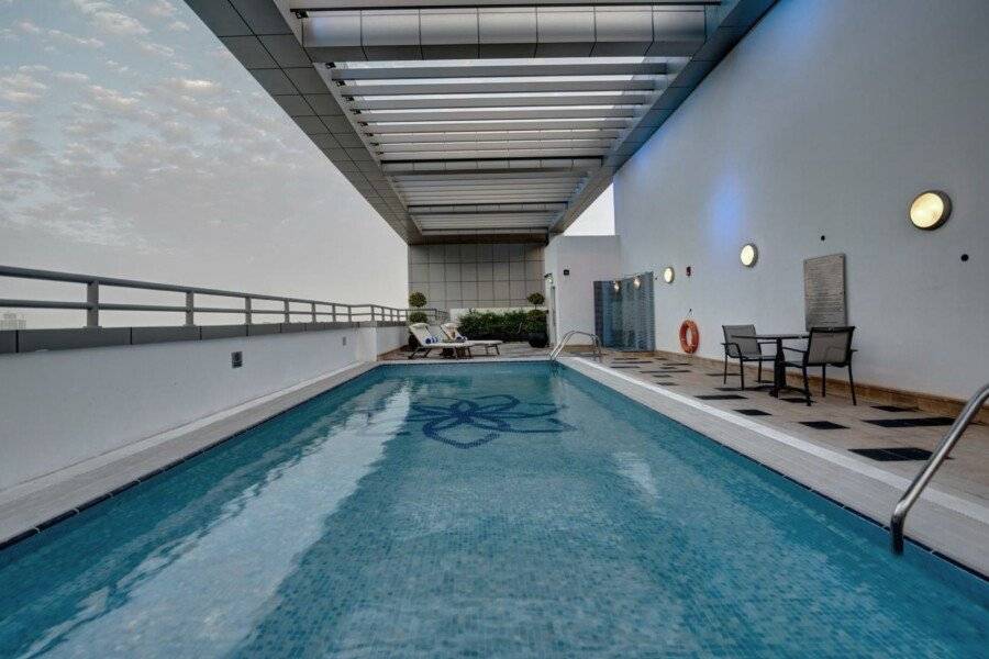 Royal Continental Suites Business Bay - Deluxe Apartments rooftop pool