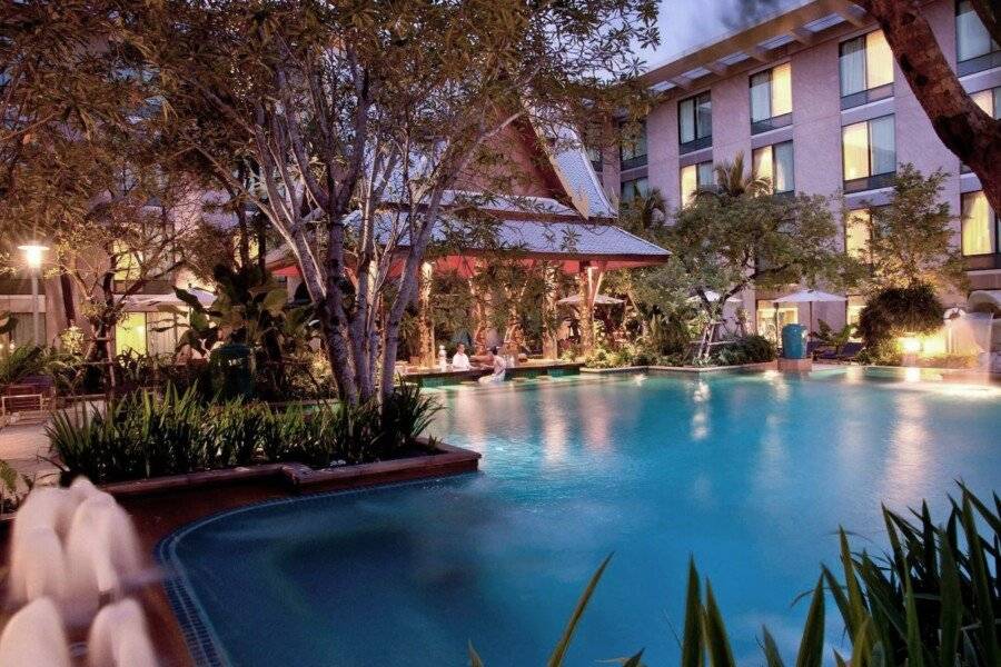 Novotel Bangkok Suvarnabhumi Airport outdoor pool,garden