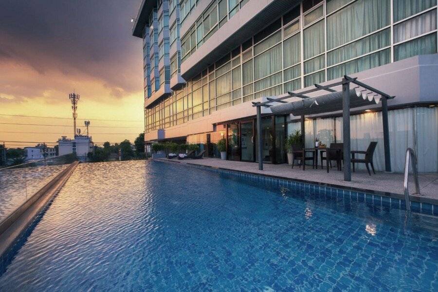 Siam Mandarina Hotel infinity pool,hotel facade