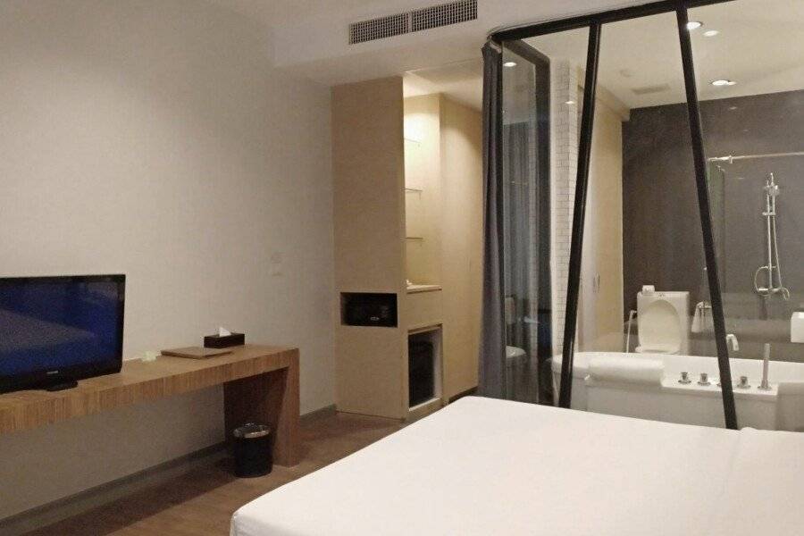 Vismaya Suvarnabhumi Hotel hotel bedroom,jacuzzi