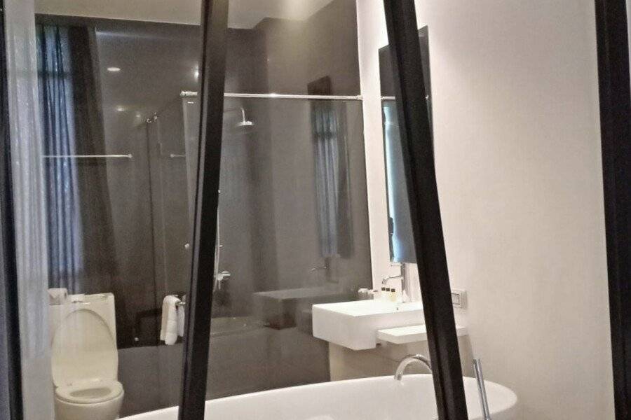 Vismaya Suvarnabhumi Hotel bathtub