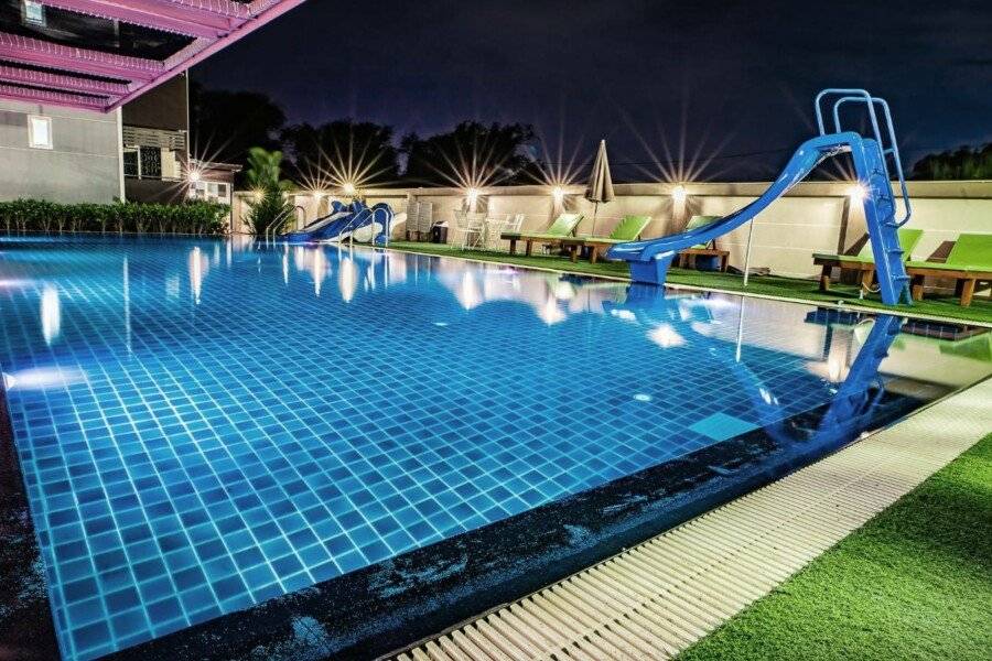 Gold Airport Suites outdoor pool,water park