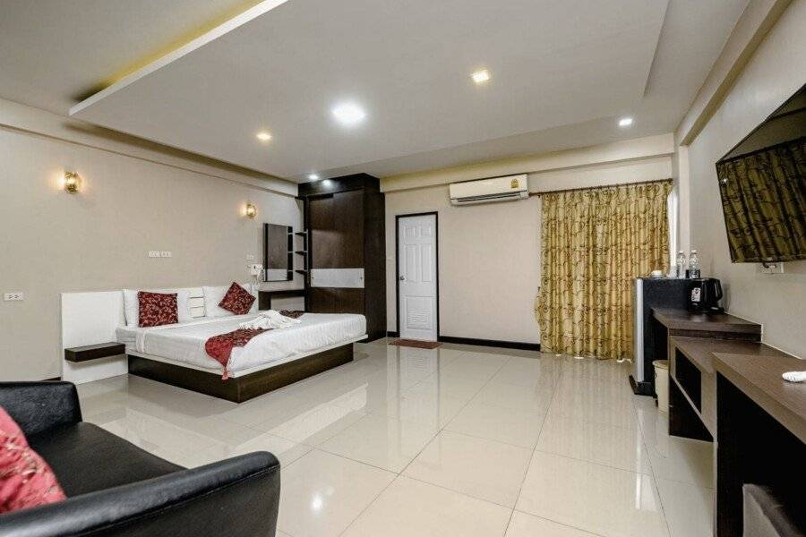 Gold Airport Suites hotel bedroom