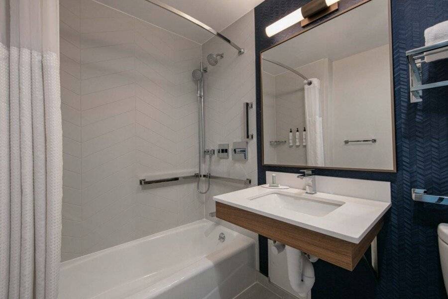 Fairfield Inn by Marriott JFK Airport bathtub