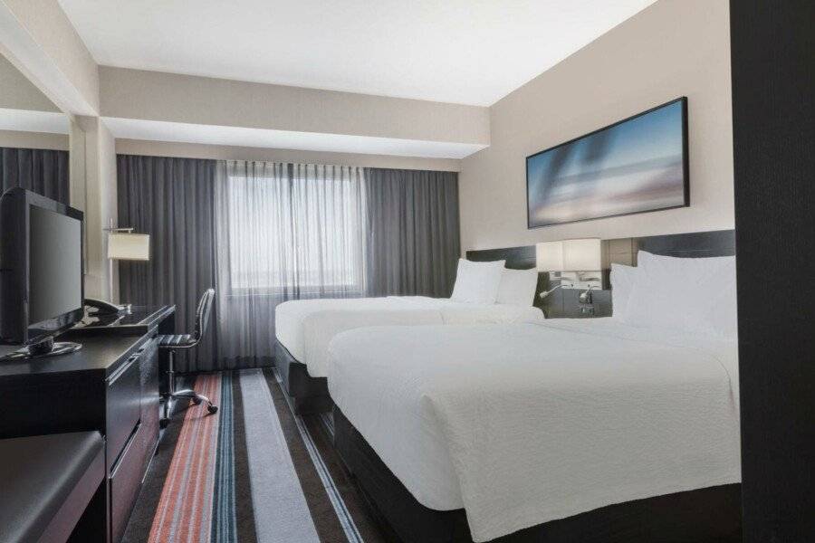 Courtyard by Marriott New York JFK Airport hotel bedroom