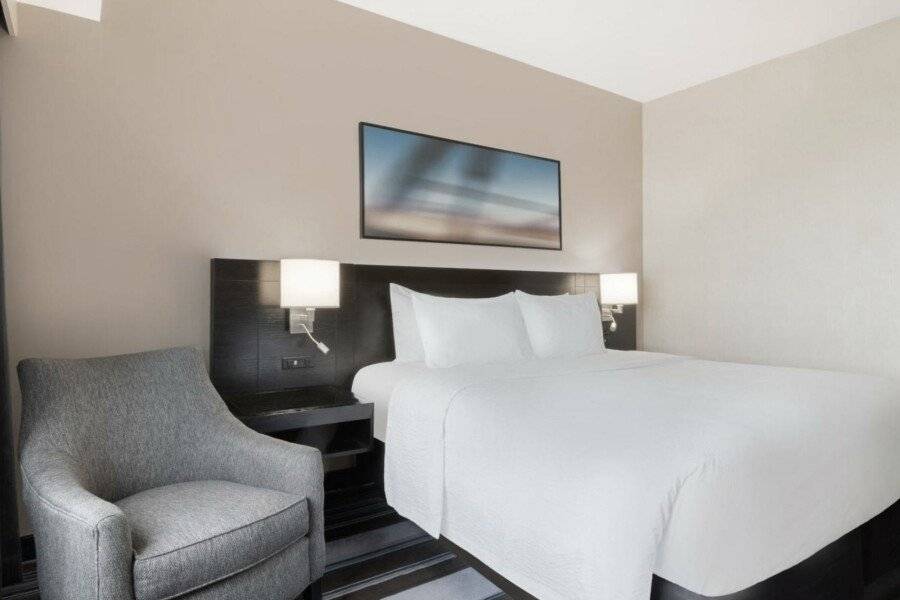 Courtyard by Marriott New York JFK Airport hotel bedroom