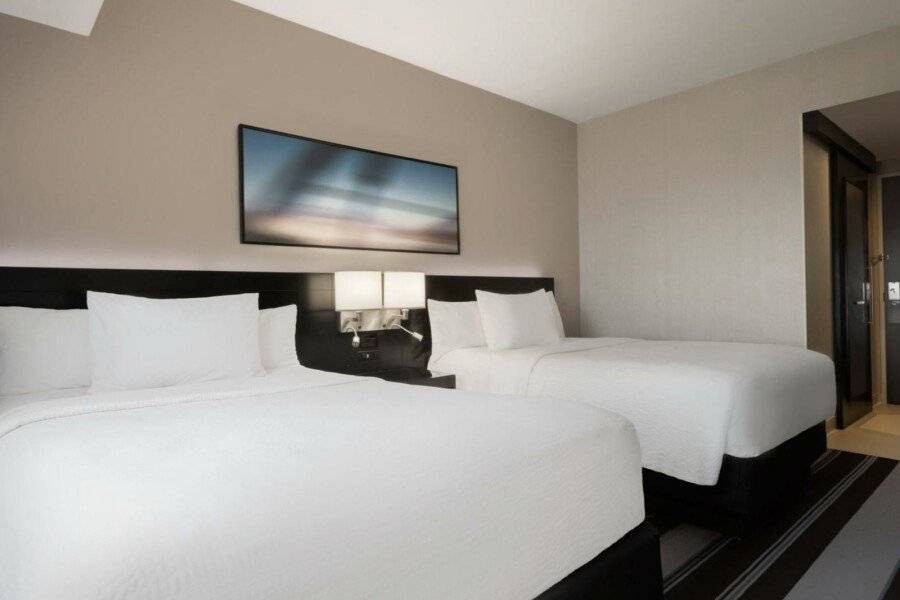 Courtyard by Marriott New York JFK Airport hotel bedroom