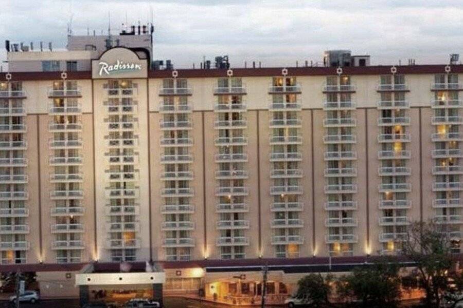 Radisson Hotel JFK Airport facade