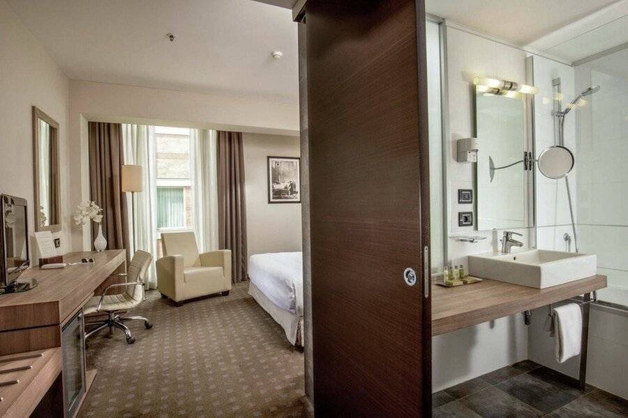 DoubleTree By Hilton hotel bedroom